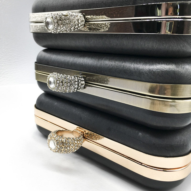 click-clack-clutch-pochette-con-anello