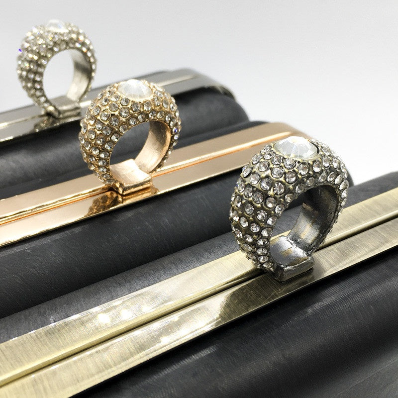 click-clack-clutch-pochette-con-anello