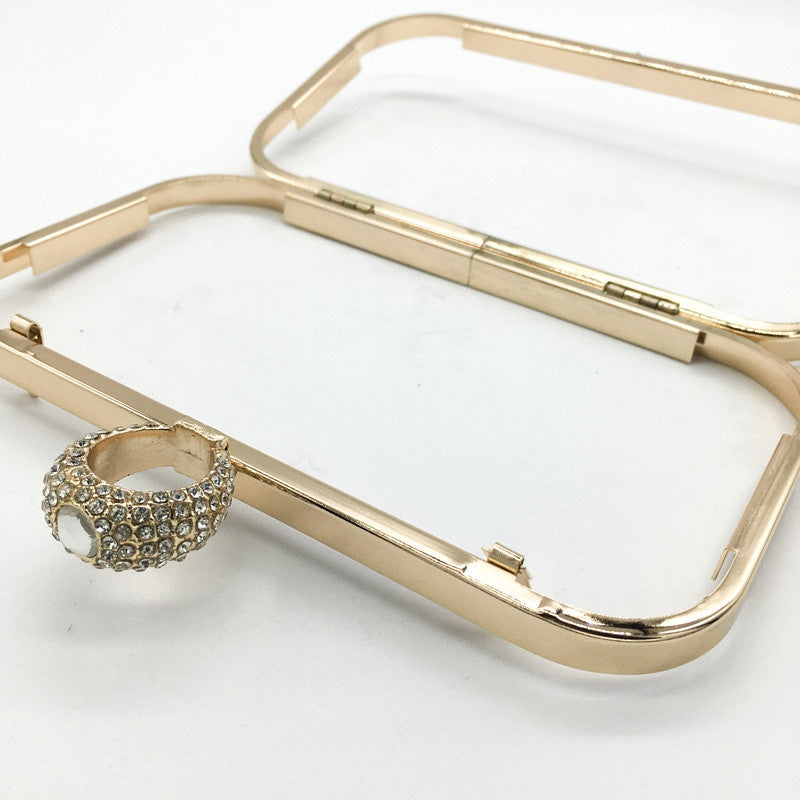 click-clack-clutch-pochette-con-anello